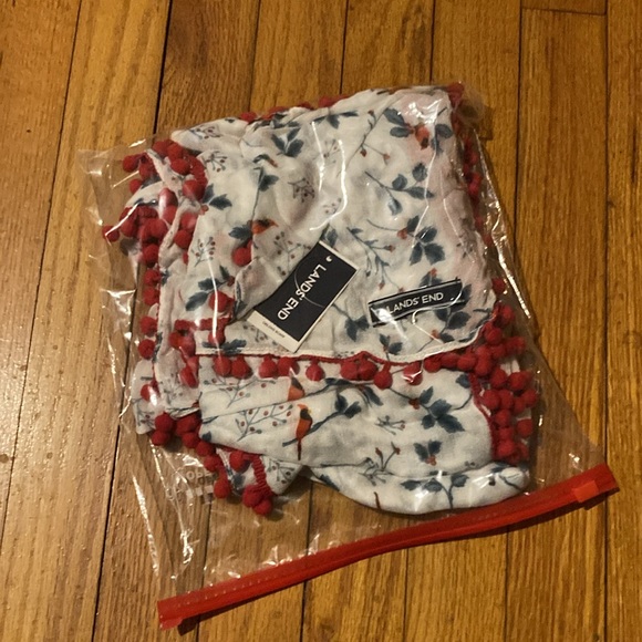 NEW! Lands End scarf “cardinals and holly” - Picture 7 of 7